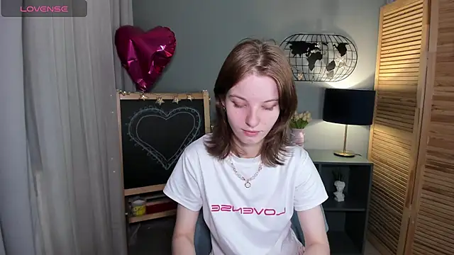 Snapshot of Madelaineses chatting on 09-17-25, 08:49 Madelaineses online show from 09-17-25, 08:49