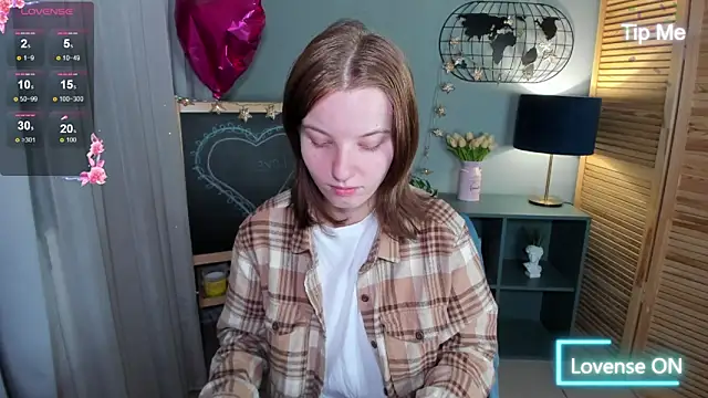 Snapshot of Madelaineses chatting on 09-23-25, 08:39 Madelaineses online show from 09-23-25, 08:39