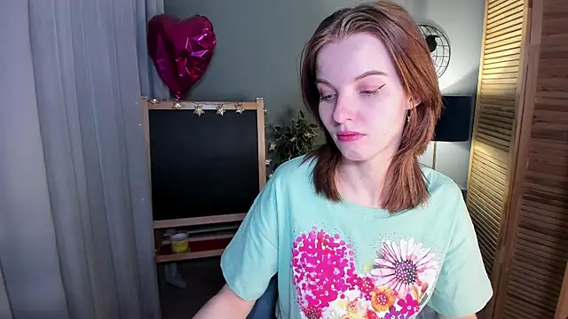 Snapshot of Madelaineses chatting on 10-11-25, 09:08 Madelaineses online show from 10-11-25, 09:08