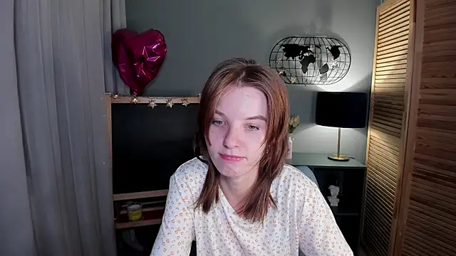 Snapshot of Madelaineses chatting on 10-12-25, 10:25 Madelaineses online show from 10-12-25, 10:25