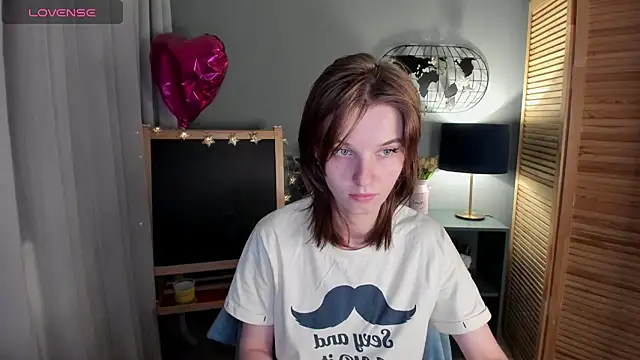 Snapshot of Madelaineses chatting on 10-14-25, 02:40 Madelaineses online show from 10-14-25, 02:40