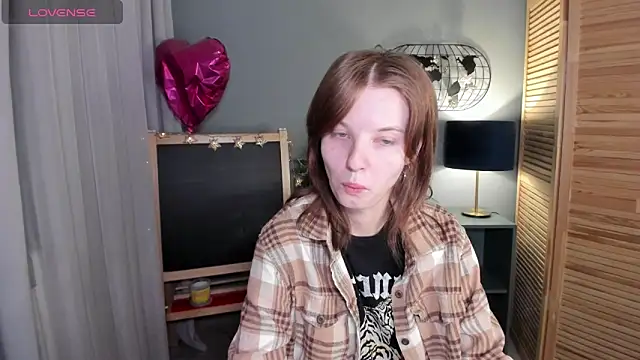 Snapshot of Madelaineses chatting on 10-17-25, 11:24 Madelaineses online show from 10-17-25, 11:24