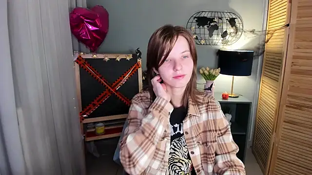 Snapshot of Madelaineses chatting on 10-21-25, 09:21 Madelaineses online show from 10-21-25, 09:21