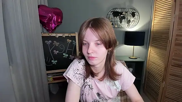 Snapshot of Madelaineses chatting on 11-12-25, 09:53 Madelaineses online show from 11-12-25, 09:53