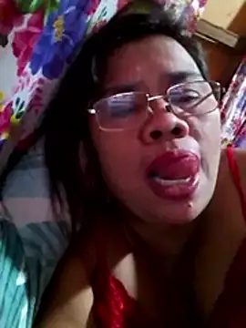 Snapshot of Huge_mama69 chatting on 12-15-25, 02:21 Huge mama69 online show from 12-15-25, 02:21