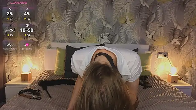 EllieSugar online show from 10-21-25, 03:40