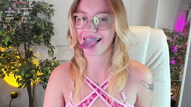 Snapshot of Nerissa_xo chatting on 10-02-25, 08:05 Nerissa xo online show from 10-02-25, 08:05