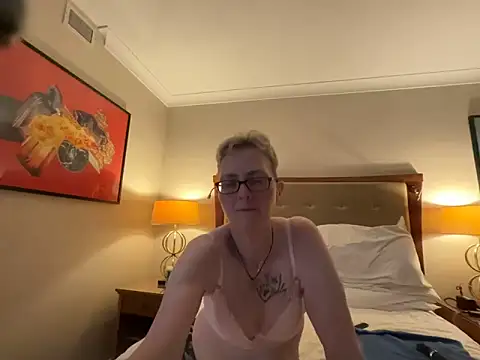 Snapshot of Curvy-Jinx chatting on 04-18-26, 07:29 Curvy-Jinx online show from 04-18-26, 07:29