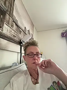 Snapshot of Curvy-Jinx chatting on 05-05-26, 02:03 Curvy-Jinx online show from 05-05-26, 02:03