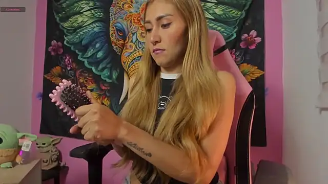 Snapshot of Alice_VIP chatting on 11-27-25, 01:40 Alice VIP online show from 11-27-25, 01:40