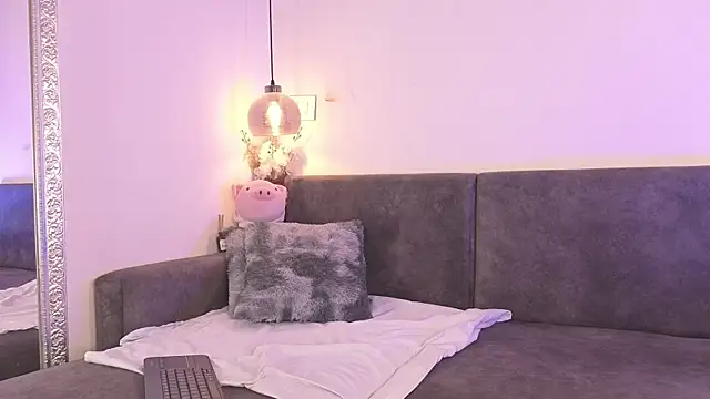 littlee Sophi  online show from 12-21-25, 12:07