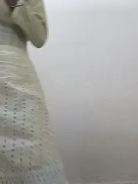 Snapshot of Alia-00 chatting on 10-28-25, 04:05 Alia-00 online show from 10-28-25, 04:05