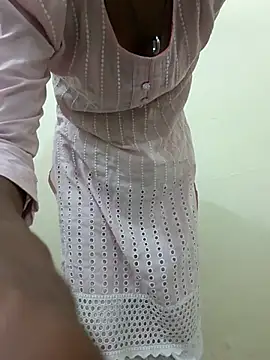 Snapshot of Alia-00 chatting on 10-31-25, 04:02 Alia-00 online show from 10-31-25, 04:02