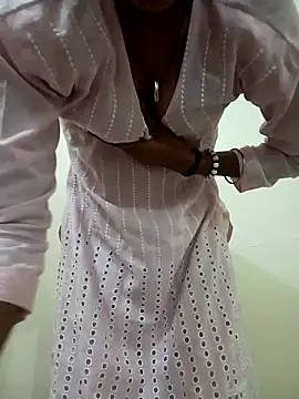 Snapshot of Alia-00 chatting on 11-06-25, 04:13 Alia-00 online show from 11-06-25, 04:13