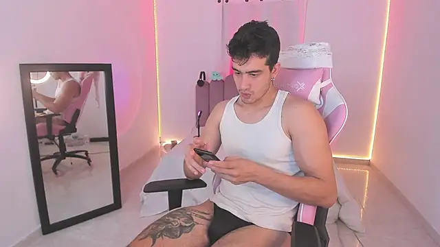 Snapshot of CamCumBoy chatting on 12-04-25, 08:45 CamCumBoy online show from 12-04-25, 08:45