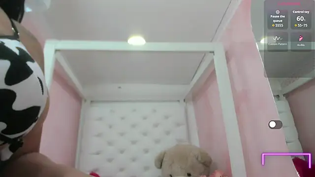 Snapshot of samantamilk6 chatting on 10-30-25, 05:13 samantamilk6 online show from 10-30-25, 05:13