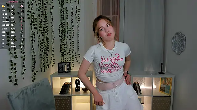 Snapshot of LanaRoselle chatting on 09-19-25, 09:37 LanaRoselle online show from 09-19-25, 09:37