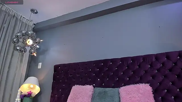 Snapshot of RedAngel1- chatting on 09-27-25, 04:06 RedAngel1- online show from 09-27-25, 04:06