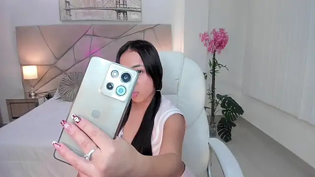 Snapshot of July_Adams chatting on 12-21-25, 04:19 July Adams online show from 12-21-25, 04:19