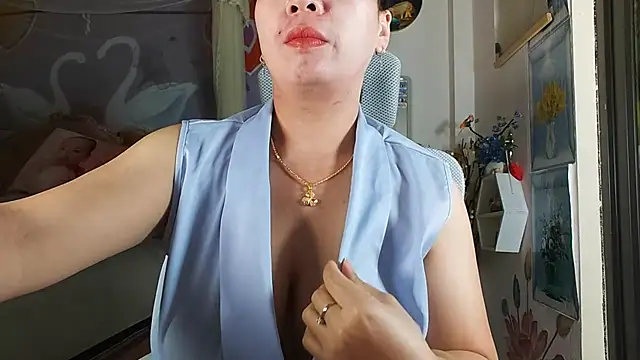 Snapshot of lyly_asian chatting on 07-17-26, 10:14 lyly asian online show from 07-17-26, 10:14