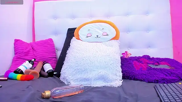 Snapshot of Willow_Wright chatting on 10-28-25, 01:36 Willow Wright online show from 10-28-25, 01:36