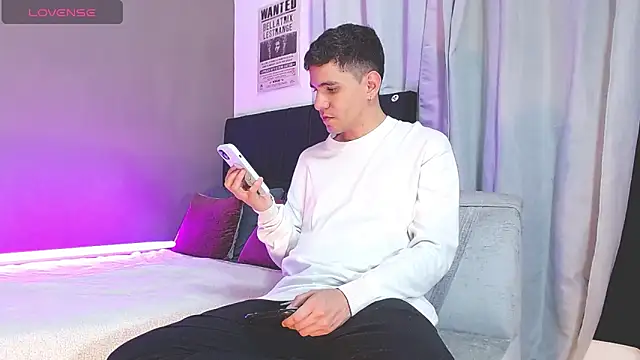 Snapshot of Matteo12_ chatting on 11-11-25, 11:49 Matteo12 online show from 11-11-25, 11:49