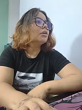 Snapshot of saenz_eymi chatting on 06-01-26, 06:20 saenz eymi online show from 06-01-26, 06:20