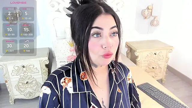 Snapshot of MeganStar__ chatting on 11-05-25, 12:38 MeganStar online show from 11-05-25, 12:38