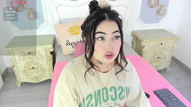 Snapshot of MeganStar__ chatting on 11-18-25, 12:31 MeganStar online show from 11-18-25, 12:31