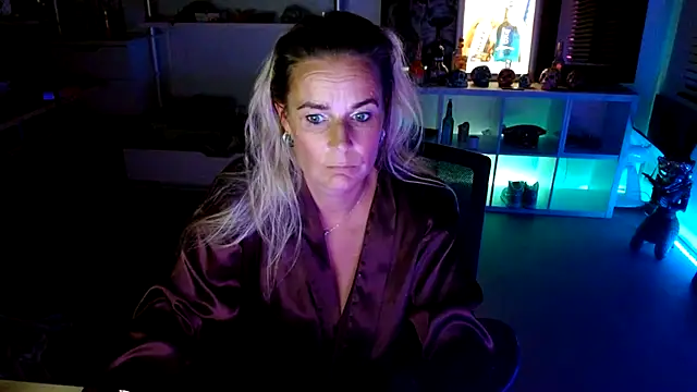 Mrs-Aurora online show from 10-06-25, 09:45