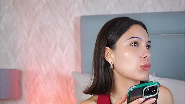 Snapshot of Sofy_Bradd chatting on 09-18-25, 10:06 Sofy Bradd online show from 09-18-25, 10:06