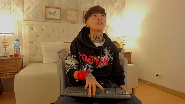 Snapshot of b3k_afrodict chatting on 10-13-25, 01:22 b3k afrodict online show from 10-13-25, 01:22