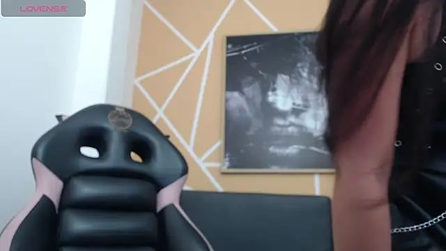 Snapshot of olivia_russo_ chatting on 10-19-25, 01:12 olivia russo online show from 10-19-25, 01:12