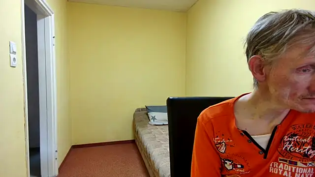 Snapshot of k74robert chatting on 04-11-26, 02:43 k74robert online show from 04-11-26, 02:43