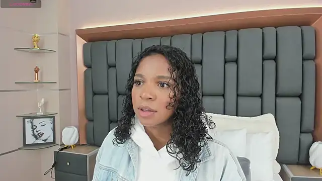 LisaMendez online show from 10-19-25, 04:13