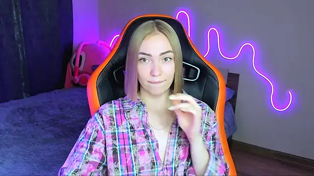 Snapshot of LaraKrein_lk chatting on 10-16-25, 04:19 LaraKrein lk online show from 10-16-25, 04:19