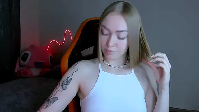 Snapshot of LaraKrein_lk chatting on 10-23-25, 06:17 LaraKrein lk online show from 10-23-25, 06:17