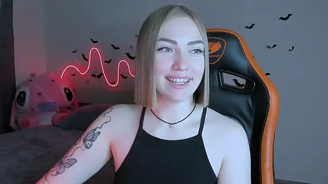 Snapshot of LaraKrein_lk chatting on 10-24-25, 03:19 LaraKrein lk online show from 10-24-25, 03:19