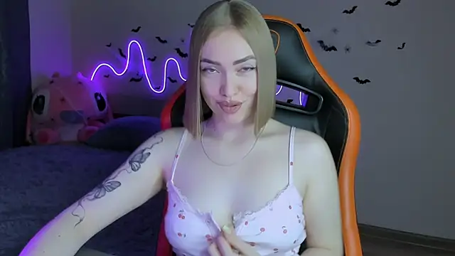 Snapshot of LaraKrein_lk chatting on 10-26-25, 01:06 LaraKrein lk online show from 10-26-25, 01:06