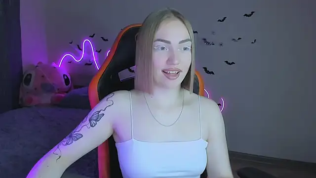 Snapshot of LaraKrein_lk chatting on 10-28-25, 06:54 LaraKrein lk online show from 10-28-25, 06:54