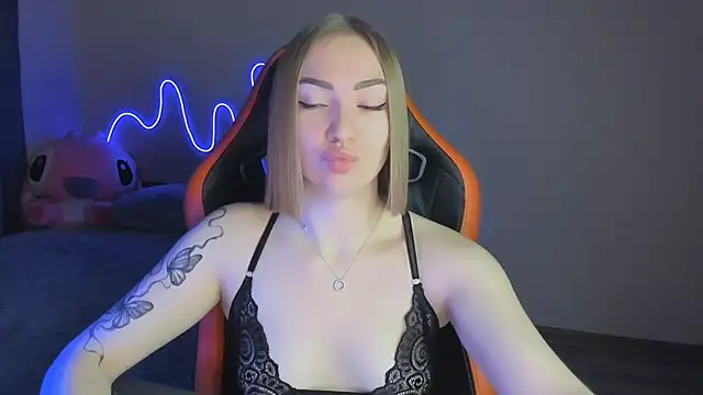 Snapshot of LaraKrein_lk chatting on 11-07-25, 03:12 LaraKrein lk online show from 11-07-25, 03:12