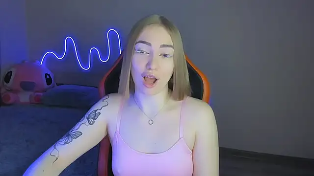 Snapshot of LaraKrein_lk chatting on 11-12-25, 01:22 LaraKrein lk online show from 11-12-25, 01:22