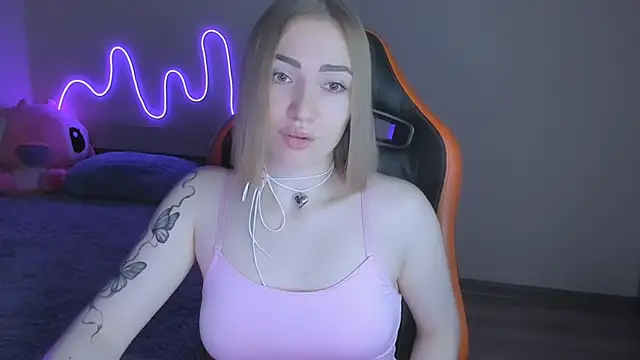 Snapshot of LaraKrein_lk chatting on 11-14-25, 01:43 LaraKrein lk online show from 11-14-25, 01:43