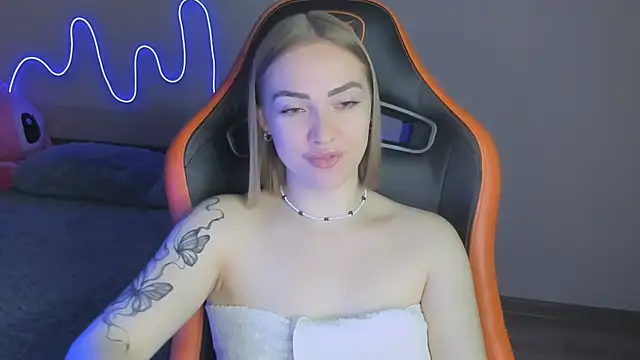 Snapshot of LaraKrein_lk chatting on 11-16-25, 01:49 LaraKrein lk online show from 11-16-25, 01:49