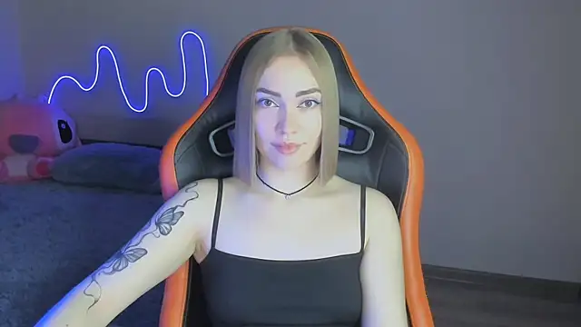 Snapshot of LaraKrein_lk chatting on 11-17-25, 03:51 LaraKrein lk online show from 11-17-25, 03:51