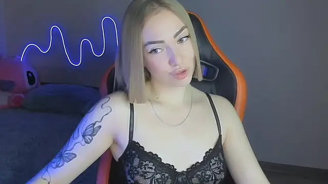 Snapshot of LaraKrein_lk chatting on 11-21-25, 03:22 LaraKrein lk online show from 11-21-25, 03:22