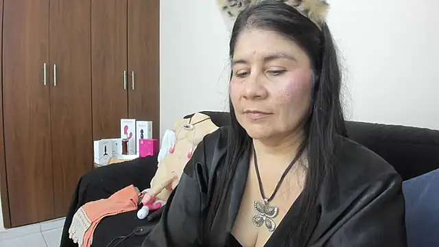 kiraGeiner online show from 11-18-25, 01:11