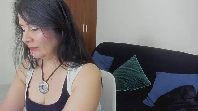 Snapshot of kiraGeiner chatting on 06-18-26, 01:06 kiraGeiner online show from 06-18-26, 01:06