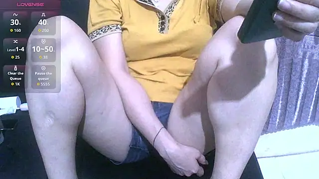 Snapshot of Owe_chan chatting on 06-20-26, 10:56 Owe chan online show from 06-20-26, 10:56