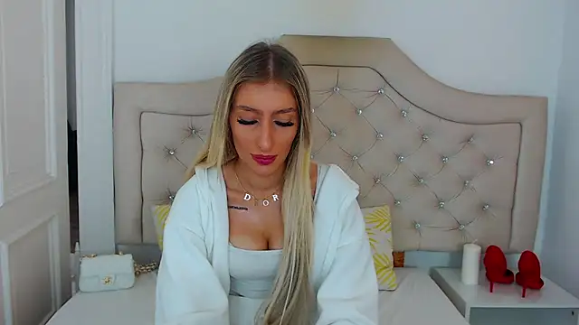 Snapshot of NatalieSensual chatting on 10-19-25, 08:04 NatalieSensual online show from 10-19-25, 08:04